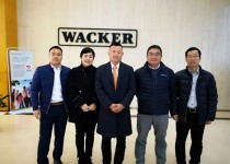 董事長尹國平、董事總經(jīng)理張振豐、副總尹嵐等領(lǐng)導(dǎo)出席瓦克年度總結(jié)會議